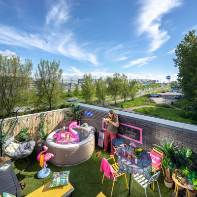 Een jacuzzi in de tuin / LINDA.